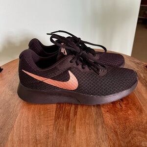 Nike Tanjun Women’s Running Shoes (size 7)